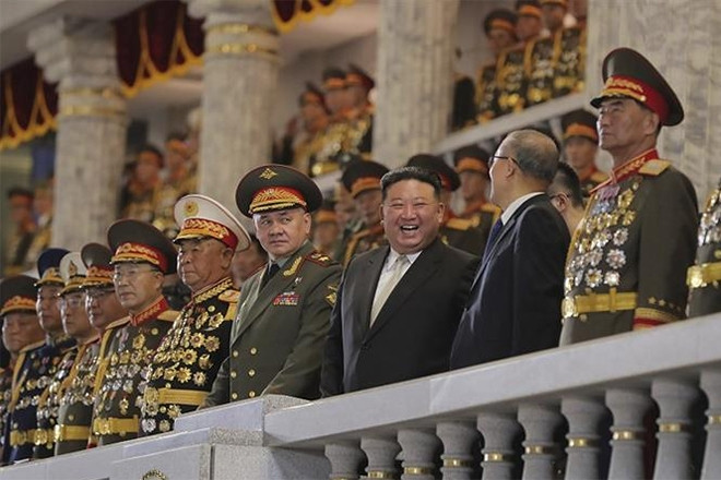 Triều Tiên duyệt binh hoành tráng, khoe vũ khí tối tân với Nga và Trung Quốc