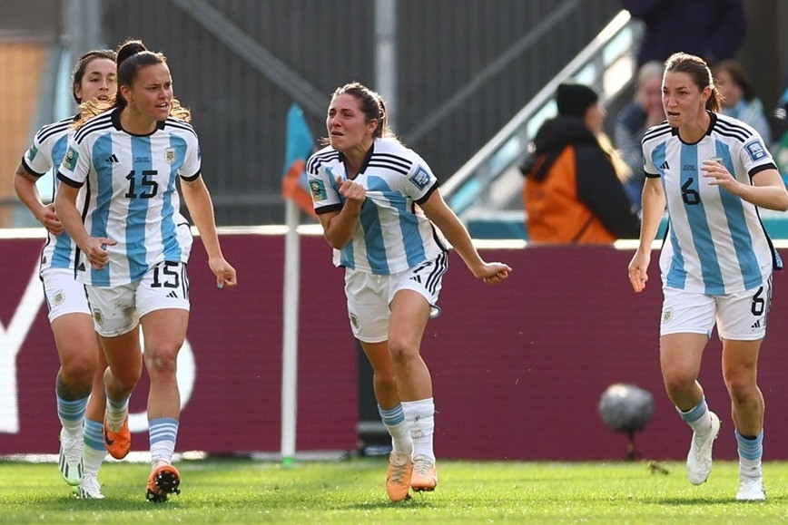 Nữ Argentina thoát thua sau màn rượt đuổi nghẹt thở với Nam Phi