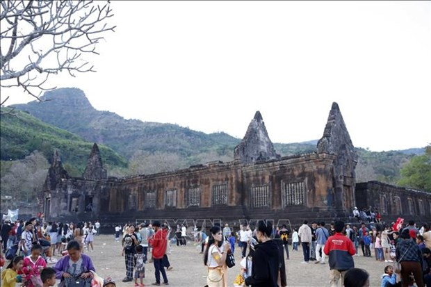 Vietnam ranks second in number of foreign tourists to Laos in H1 hinh anh 1