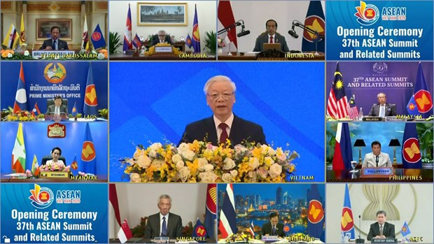 Vietnam’s 28 years of ASEAN membership: Joining hands for strong, united, prosperous community hinh anh 1