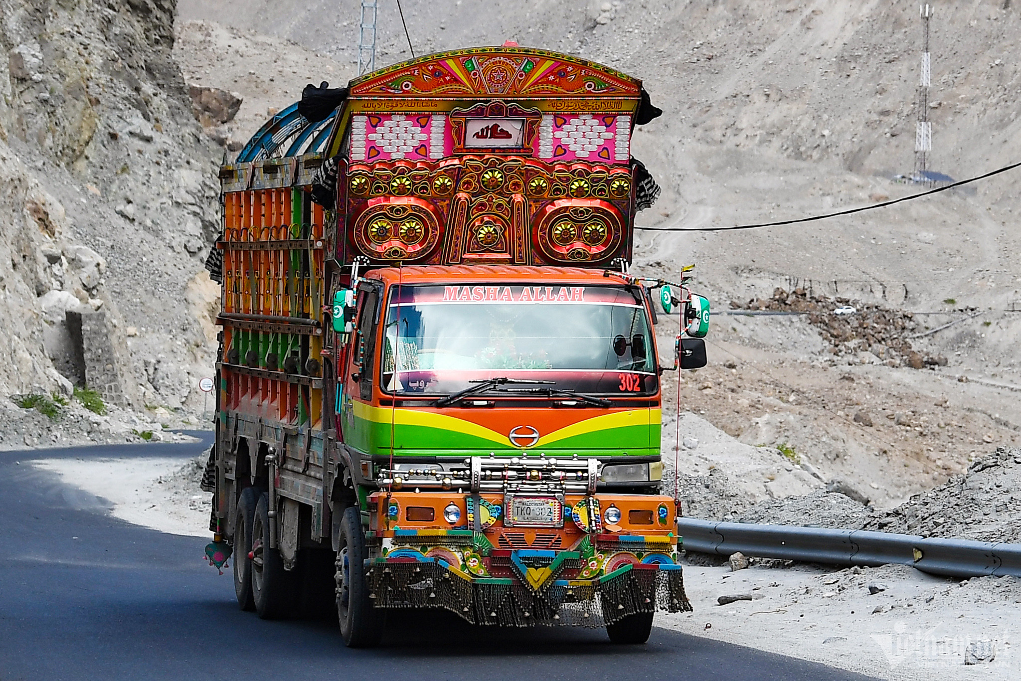 Bí ẩn những chiếc xe tải trang trí sặc sỡ ở Pakistan