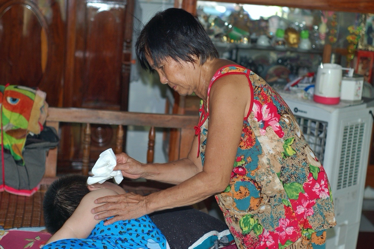 Cô gái miền Tây xếp hạc, xỏ kim bằng lưỡi khó tin - 2