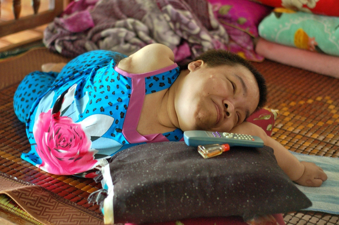 Cô gái miền Tây xếp hạc, xỏ kim bằng lưỡi khó tin - 3