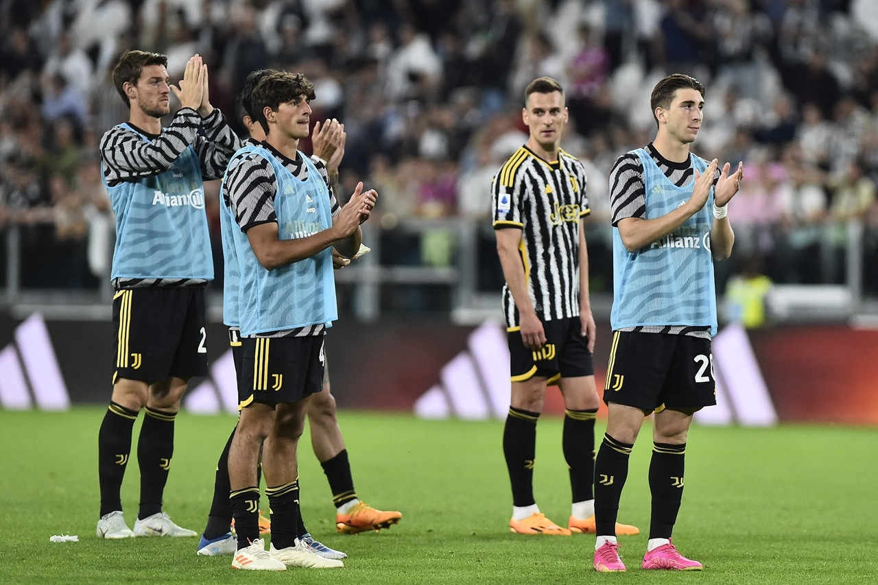 Juventus bị UEFA cấm dự cúp châu Âu