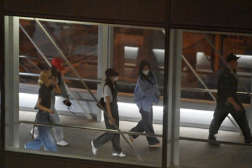 Nhóm nhạc BlackPink được an ninh hộ tống tại sân bay Nội Bài