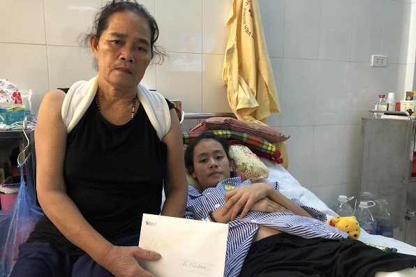 Trao hơn 35 triệu đồng đến em Nguyễn Minh Thư bị tai nạn giao thông