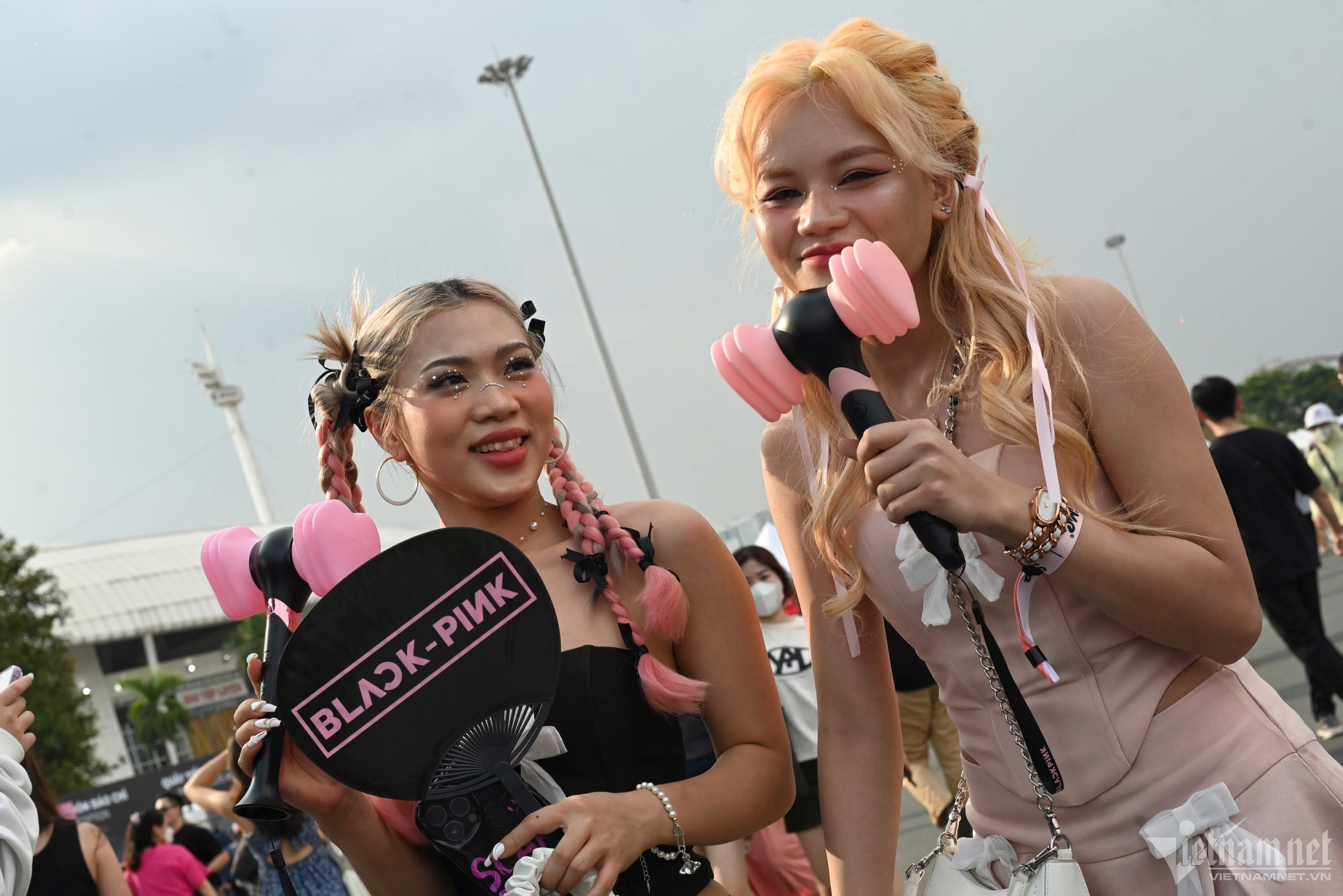 'Biển' người đội mưa ở Mỹ Đình xem show BlackPink