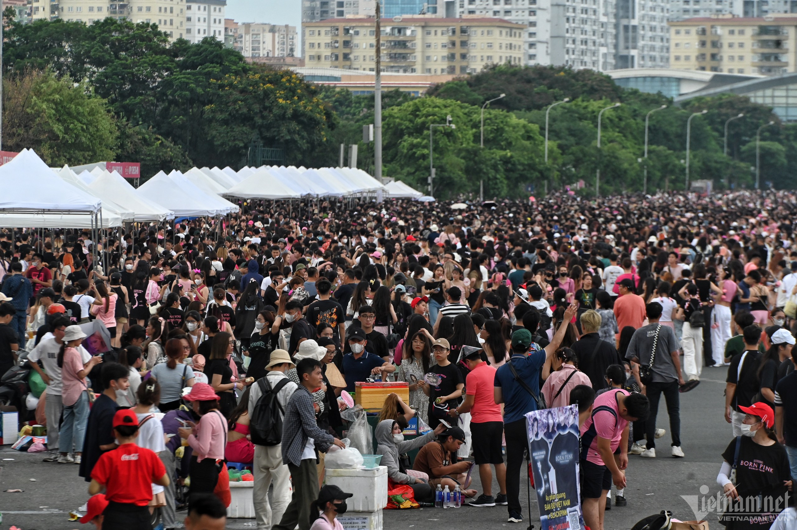 'Biển' người đội mưa ở Mỹ Đình xem show BlackPink