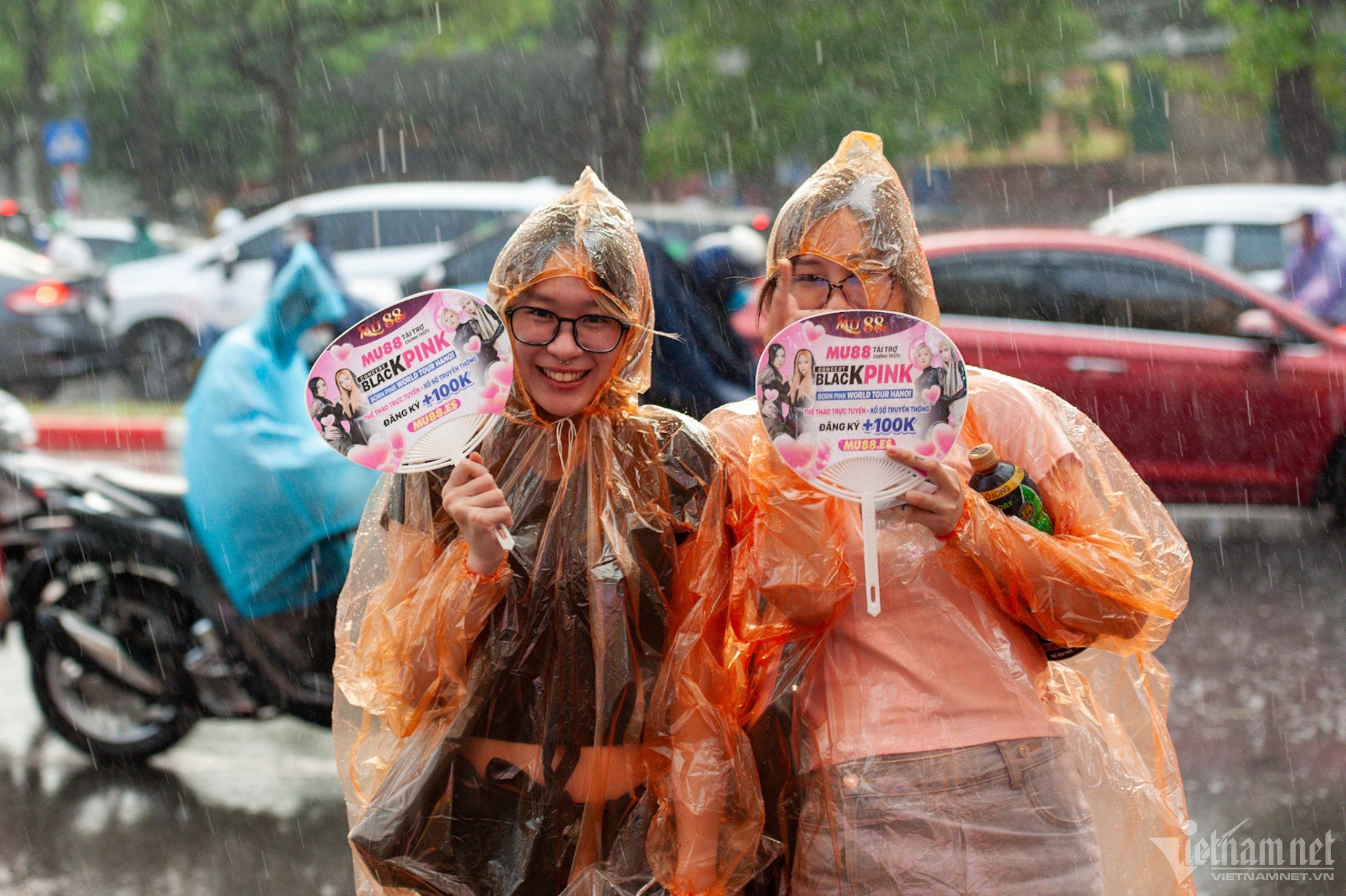 'Biển' người đội mưa ở Mỹ Đình xem show BlackPink