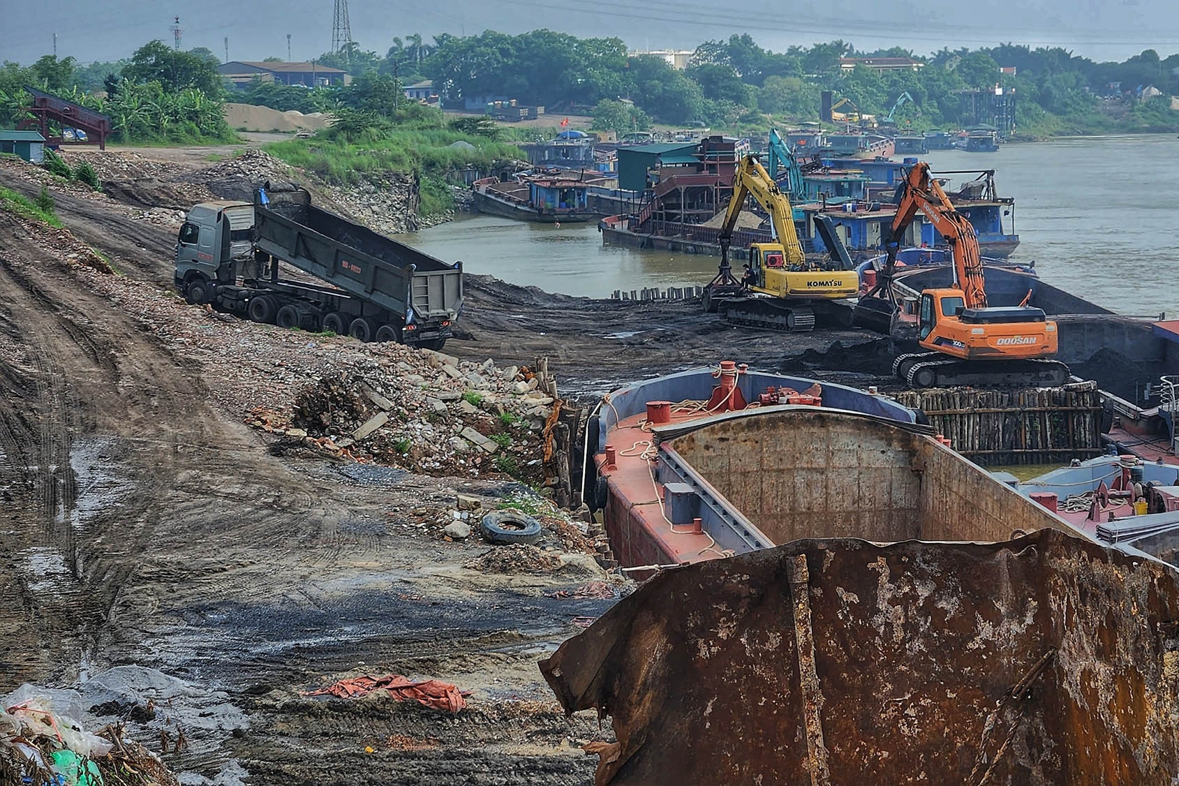 Bến cảng 'chui' ven sông Lô: Giao công an tỉnh Phú Thọ ngăn chặn