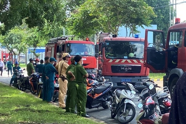 Cháy kho chứa sơn ở TP Thủ Đức, hàng trăm công nhân tháo chạy