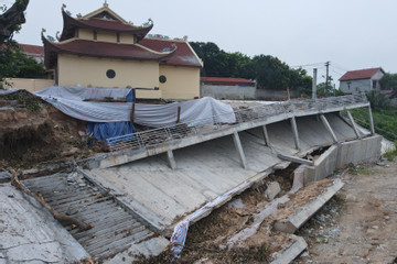 Hình ảnh công trình kè sông Phó Đáy bị sập, 'uy hiếp' một ngôi đền