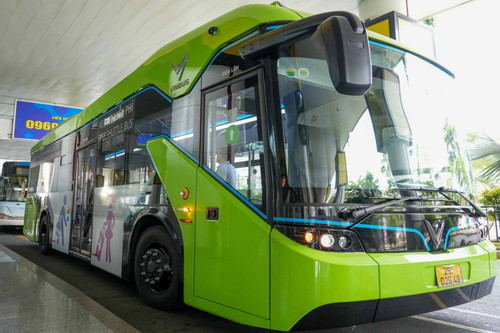 Hướng tới hàng không xanh, sân bay Nội Bài sử dụng xe buýt điện miễn phí