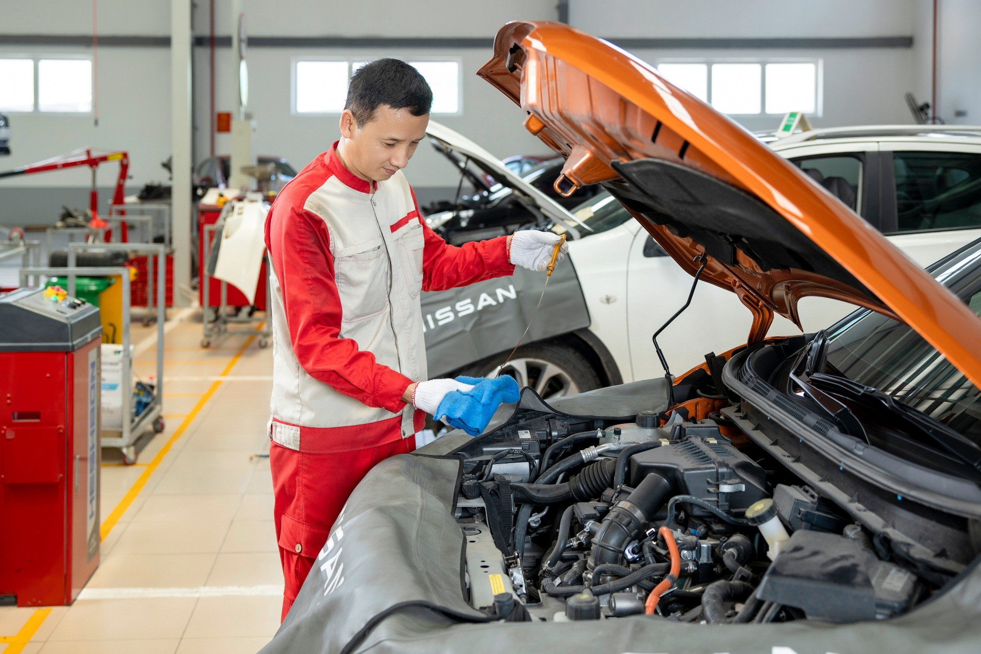 Kiểm tra xe miễn phí, tặng quà cho khách hàng bảo dưỡng xe Nissan