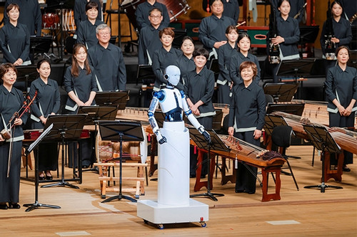 Robot trí tuệ nhân tạo chỉ huy dàn nhạc giao hưởng thành thạo như con người