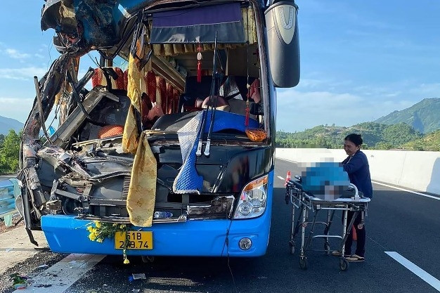 Tai nạn xe khách trên cao tốc ở Khánh Hòa, 2 người tử vong