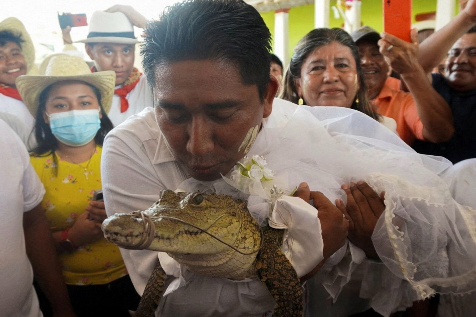 Video Thị trưởng Mexico hôn và làm lễ cưới với cá sấu