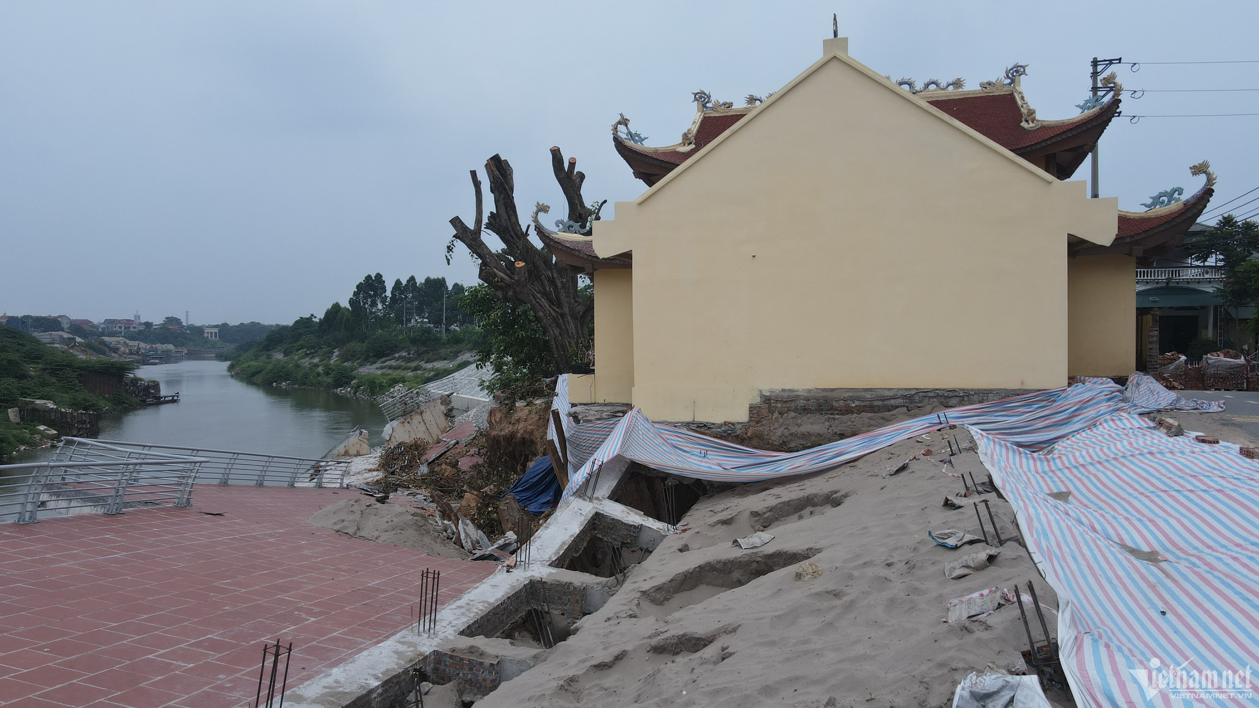Hình ảnh công trình kè sông Phó Đáy bị sập, 'uy hiếp' một ngôi đền
