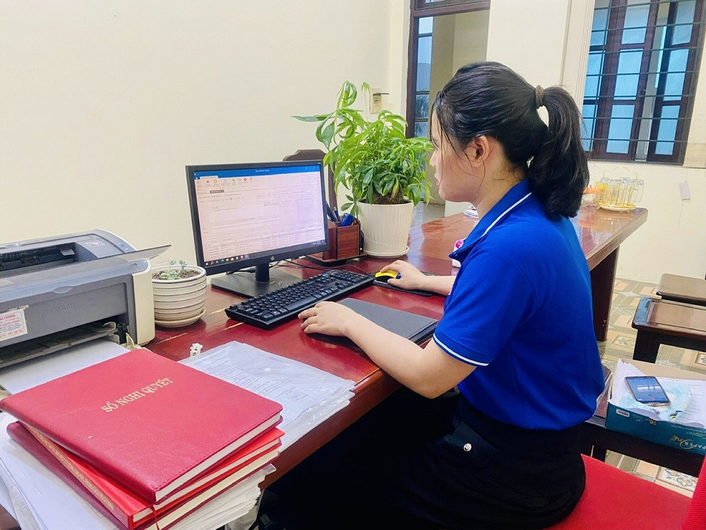Cán bộ truyền thanh phường An Tảo (thành phố Hưng Yên) quản lý bản tin phát thanh trên máy tính kết nối mạng Internet
