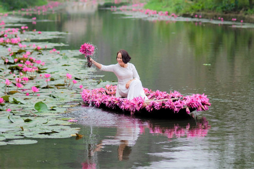 Du khách đổ về 'Tràng An của xứ Thanh' check-in dòng suối phủ đầy hoa tím