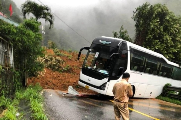 Đèo Bảo Lộc sạt lở nghiêm trọng, 3 CSGT và 1 người dân bị vùi lấp