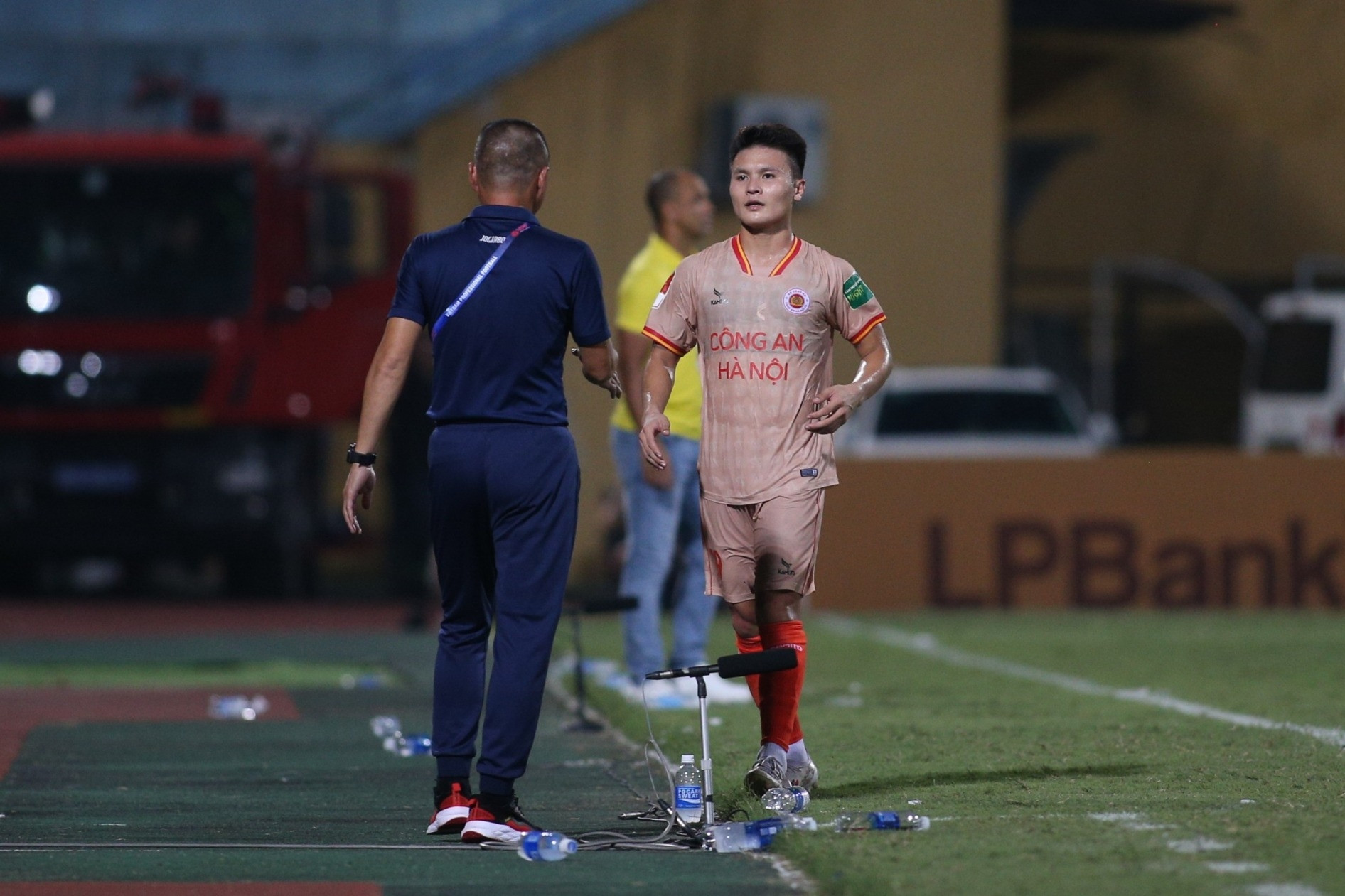 Hải Phòng thắng 2-0 CAND, HLV Chu Đình Nghiêm chỉ lí do Quang Hải mờ nhạt