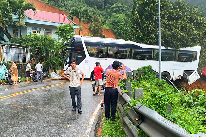 Trạm cảnh sát giao thông đèo Bảo Lộc bị đất đá vùi lấp, 4 người mất tích