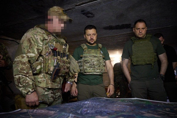 Tổng thống Ukraine thăm tiền tuyến, Nga nêu kết quả phân tích vũ khí phương Tây
