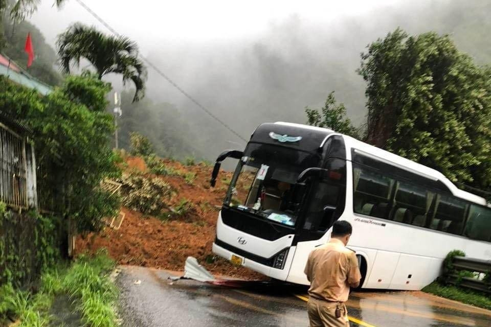 5 người chết, hàng trăm ngôi nhà bị hư hỏng do thiên tai