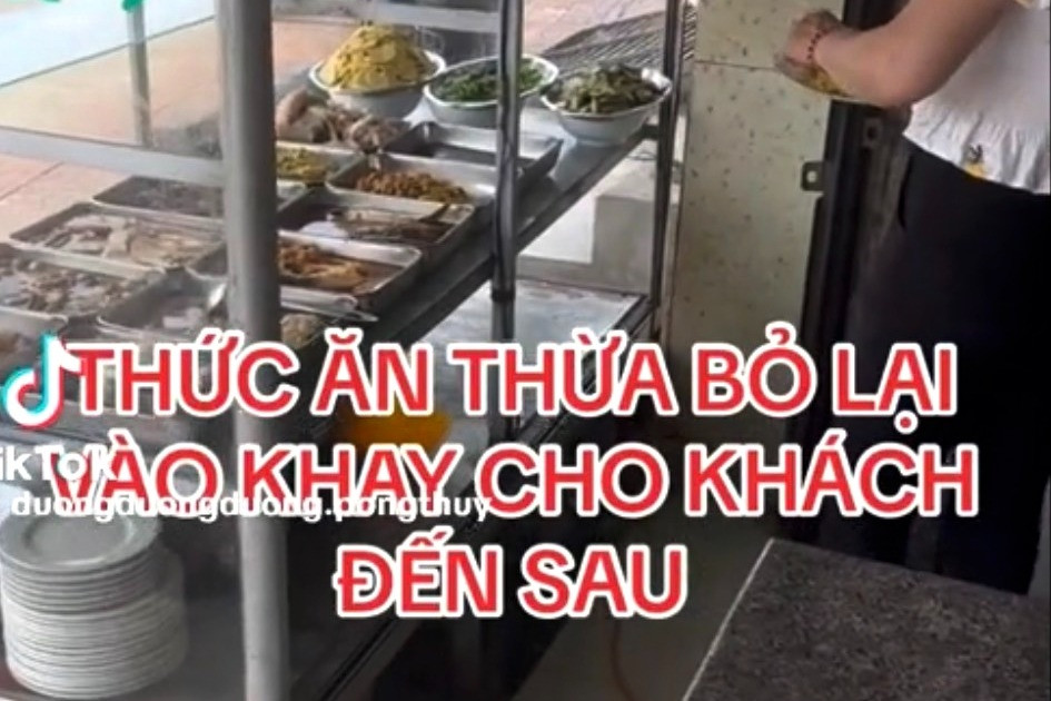 Bị 'tố' bỏ thức ăn thừa vào khay cho khách ăn, quán cơm nhận phạt 4 triệu đồng