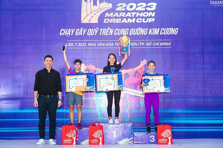 Hồng Lệ vô địch cự ly 10 km Marathon Dream Cup 2023