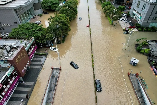 Lũ cuốn trôi tài sản trong cửa hàng trang sức ở Trung Quốc, gây thiệt hại lớn