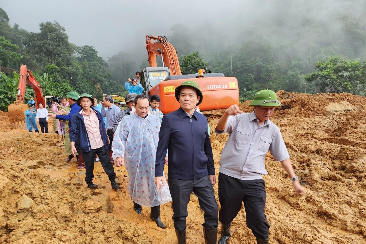 Phó Thủ tướng Trần Lưu Quang đến đèo Bảo Lộc chỉ đạo công tác cứu nạn