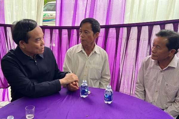 Phó Thủ tướng Trần Lưu Quang thăm hỏi gia đình nạn nhân vụ sạt lở đèo Bảo Lộc