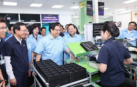 PM asks Samsung to continue viewing VN as its strategic production, R&D base