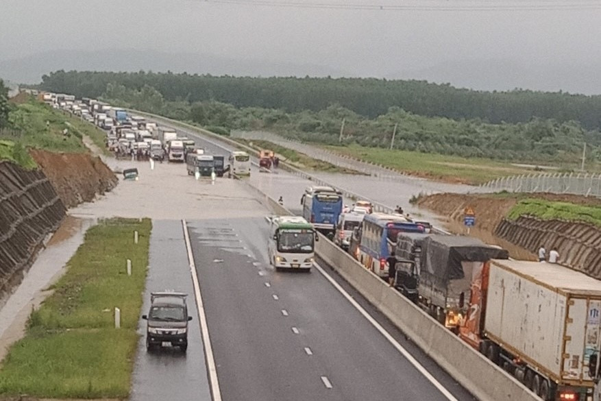 Rà soát lại thiết kế, tìm nguyên nhân gây ngập ở cao tốc Phan Thiết-Dầu Giây