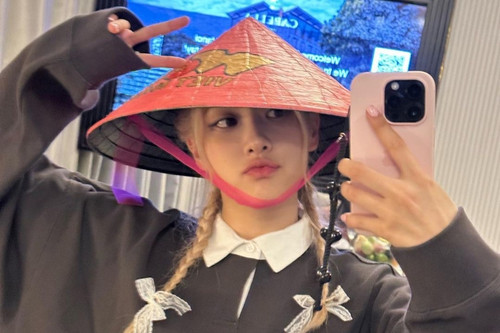Rosé BlackPink đăng ảnh đội nón lá selfie ở phòng khách sạn sau khi rời Hà Nội