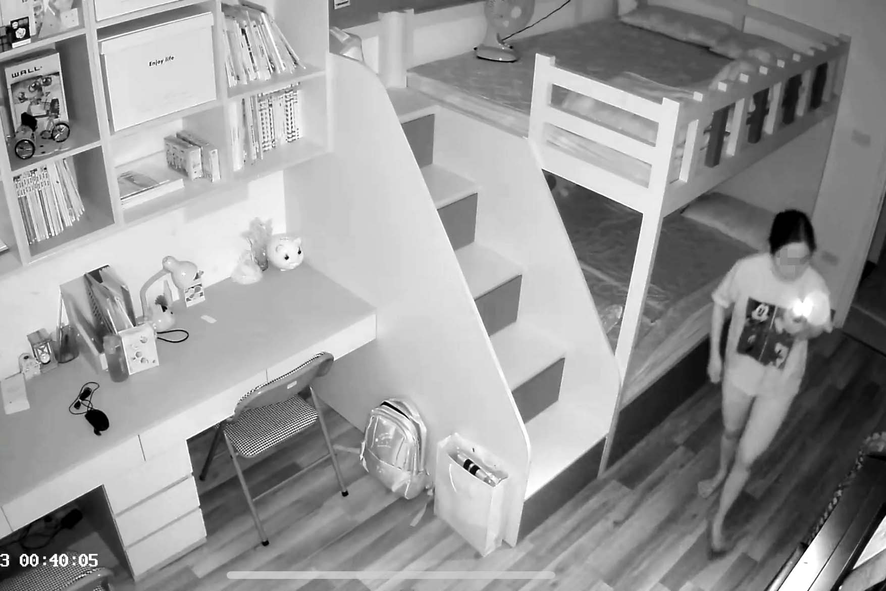 Trộm tài sản, người phụ nữ hàng xóm tháo camera để xoá dấu vết