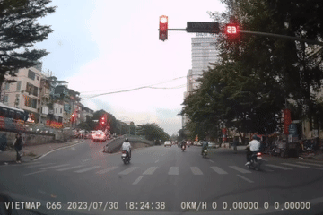 Xe máy đua nhau vượt đèn đỏ, phớt lờ người đi bộ ở Hà Nội