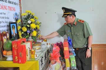 Đoàn lực lượng vũ trang Quảng Ninh thăm hỏi các gia đình liệt sĩ tại Đắk Lắk