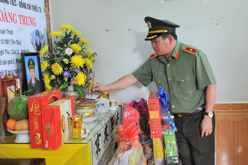 Đoàn lực lượng vũ trang Quảng Ninh thăm hỏi các gia đình liệt sĩ tại Đắk Lắk