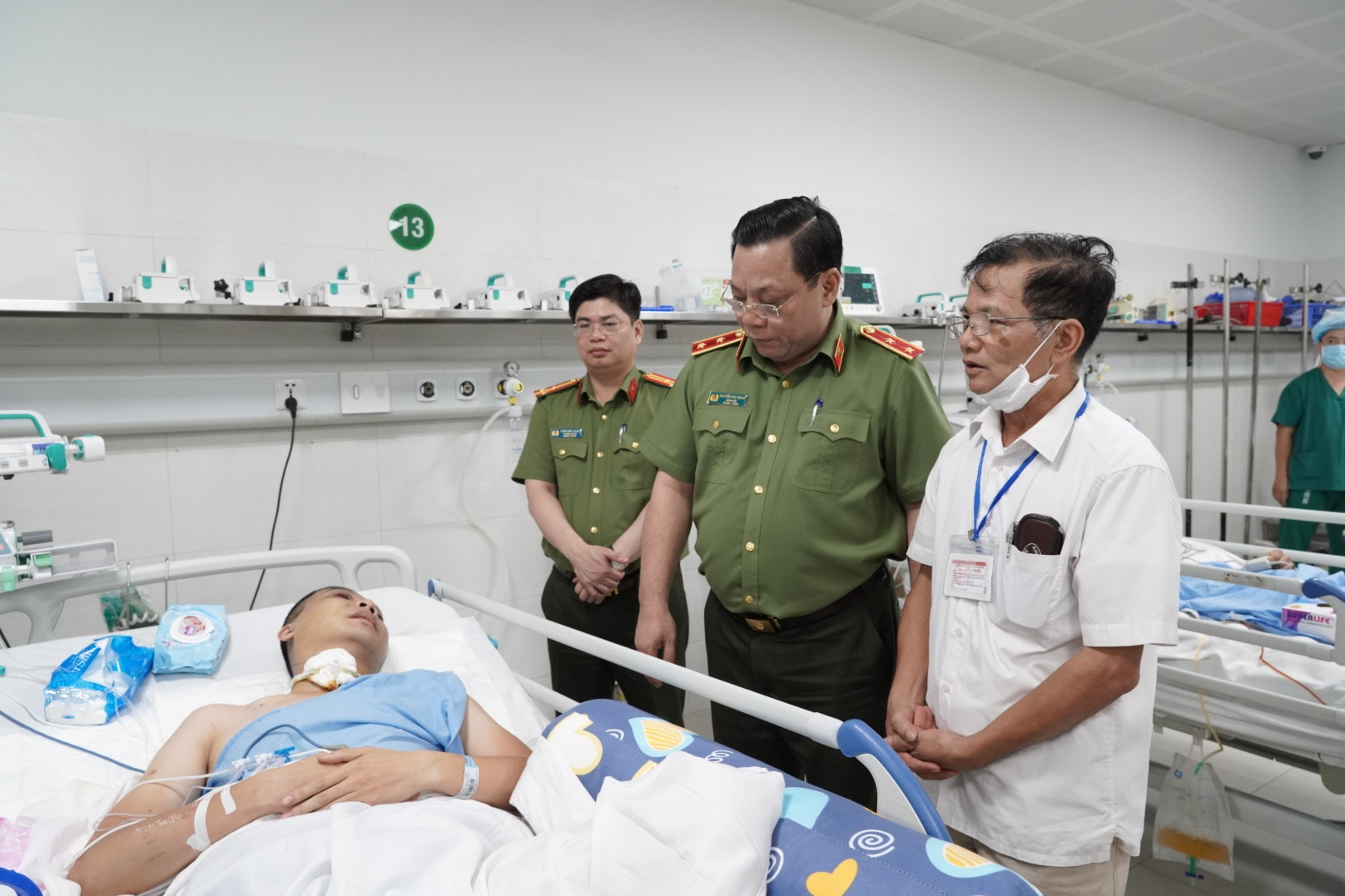 Giám đốc Công an Hà Nội thăm hỏi, động viên cán bộ bị thương khi làm nhiệm vụ