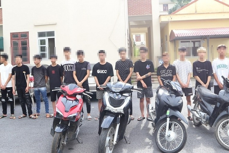 Khởi tố 15 thanh thiếu niên phóng xe lạng lách, đập vỏ chai vào đầu người khác