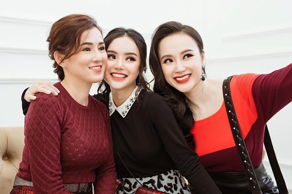 Mẹ ruột Angela Phương Trinh: Trẻ 'buôn thúng bán bưng', tuổi xế chiều 'lột xác'