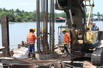 Mekong Delta provinces long for bridges to improve transportation