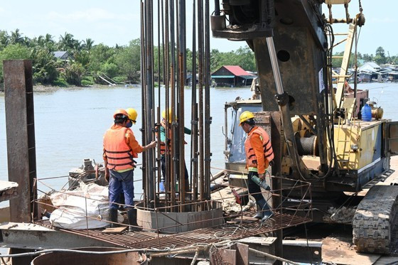 Mekong Delta provinces long for bridges to improve transportation ảnh 1