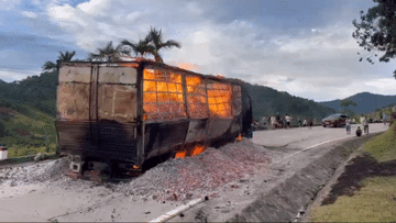 Xe tải chở hơn 15 tấn than bốc cháy trên đường ở Quảng Nam