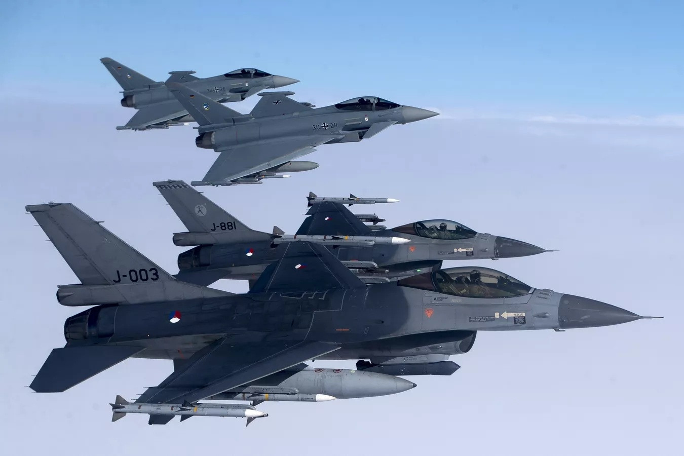 NATO từ chối gửi F-16 trước khi Kiev kết thúc phản công, Đức giao xe tăng mới