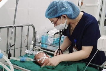 Bác sĩ năn nỉ gia đình cho phép được cứu em bé '9 phần tử vong'