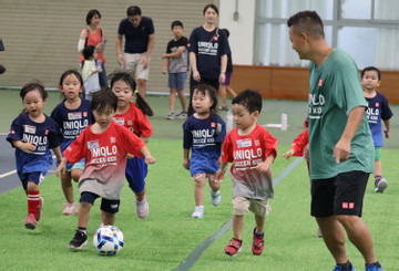 Trẻ em thích thú trải nghiệm cùng ngôi sao bóng đá Việt Nam và Nhật Bản